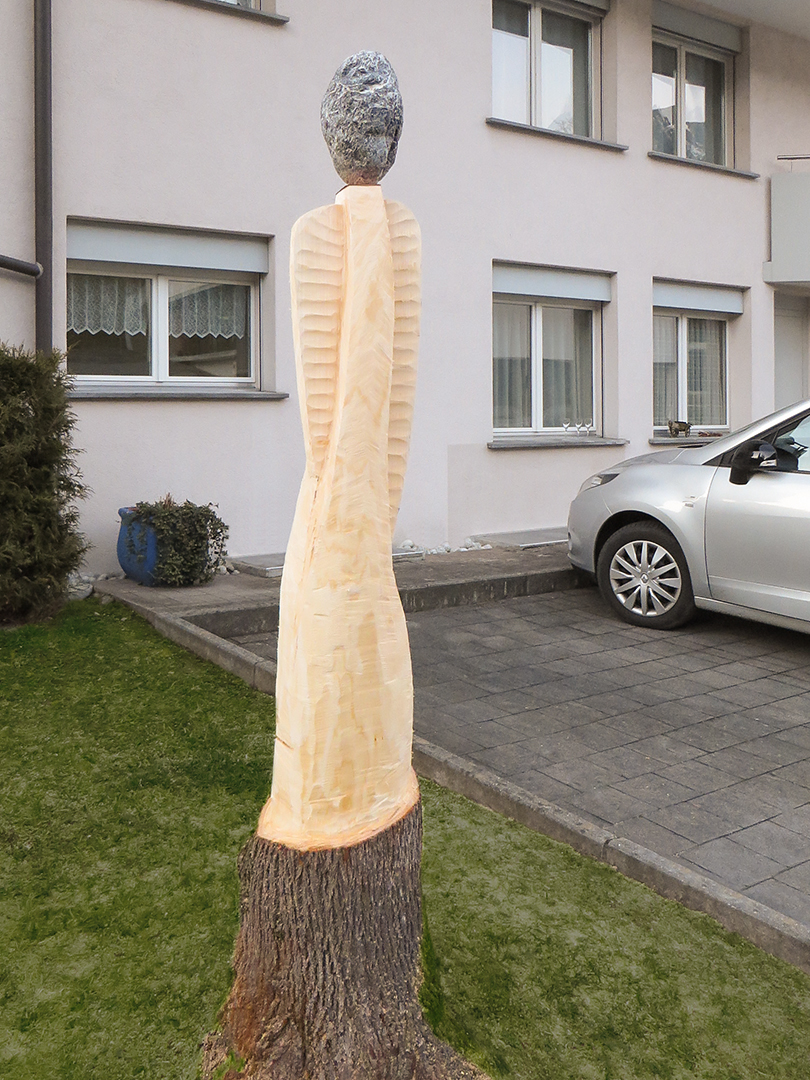 «Ohne Titel» Thomas Moser 2019 Skulptur aus Baumstamm vor Ort