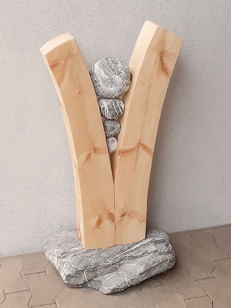 «Ohne Titel» Thomas Moser 2018 Skulptur aus Arvenholz und Melchaa-Steinen, Höhe ca. 1 m
